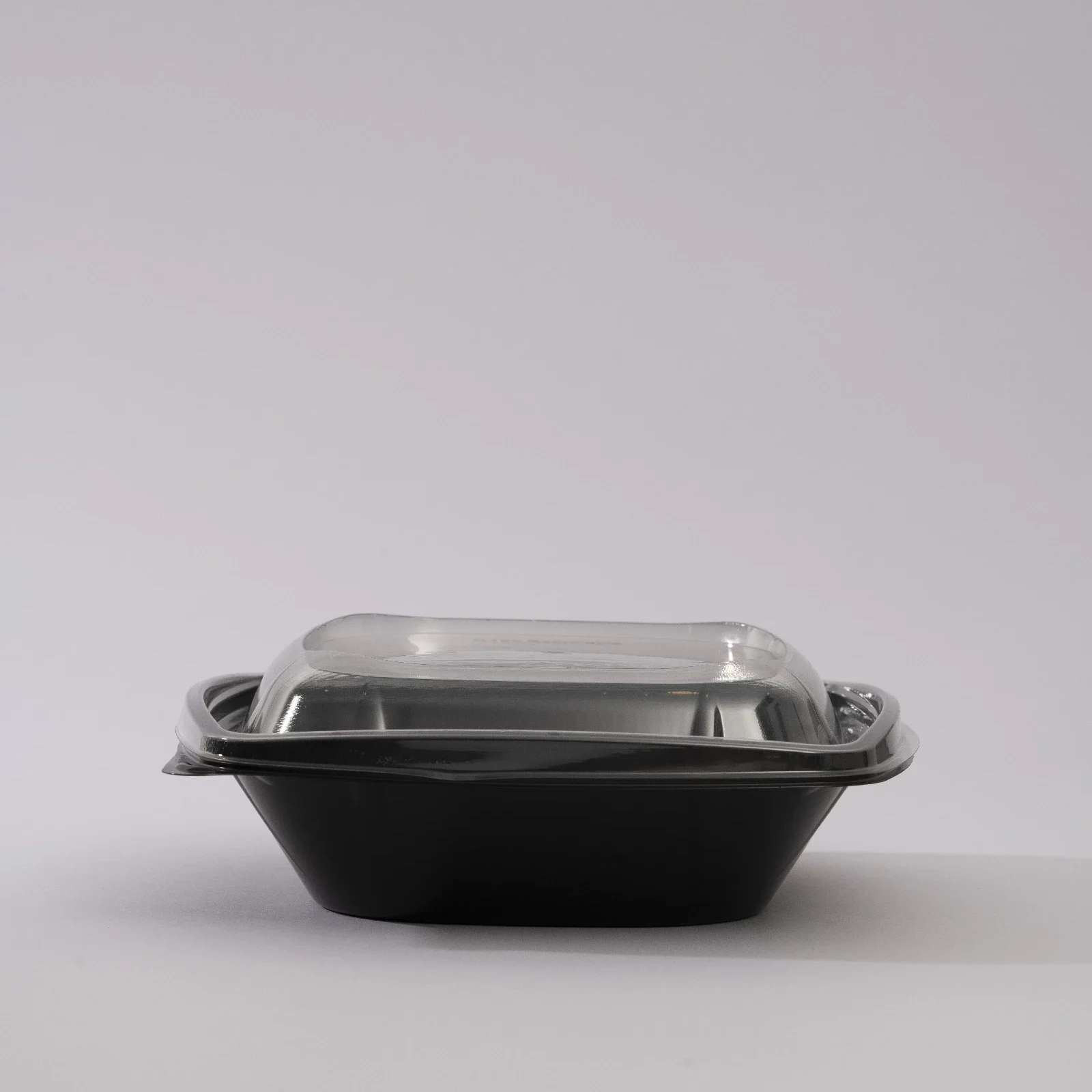 crna kvadratna posuda